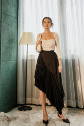 Jupe plissée asymétrique en soie avec détails drapés superposés et ourlet midi fluide